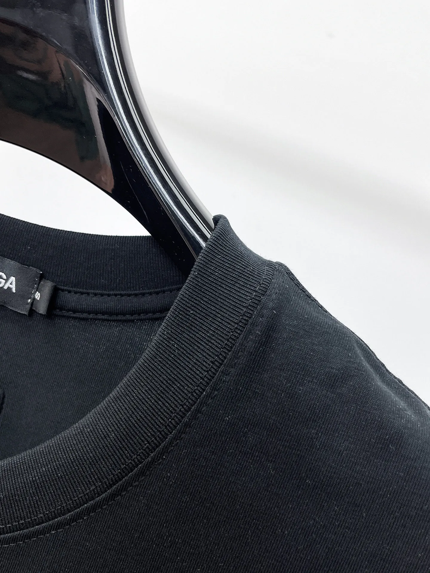 Balenciaga's high-end top-quality products 🐮2026 Spring and Summer New Arrival first counter, the latest New Arrival short-sleeved round neck T-shirt, Premium customized design, avant-garde and fashionable! Brand logo heavy craftsmanship design Premium customized 260g fabric. Soft to the touch. Comfortable to wear. Counter-level exquisite stitching. Fine workmanship. The upper body effect is incomparably handsome! A must-have item for men and women with the same style! Sizes: S~XXL When placing an order, please state your height and weight. The maximum wearing size is 210 pounds (one size larger)